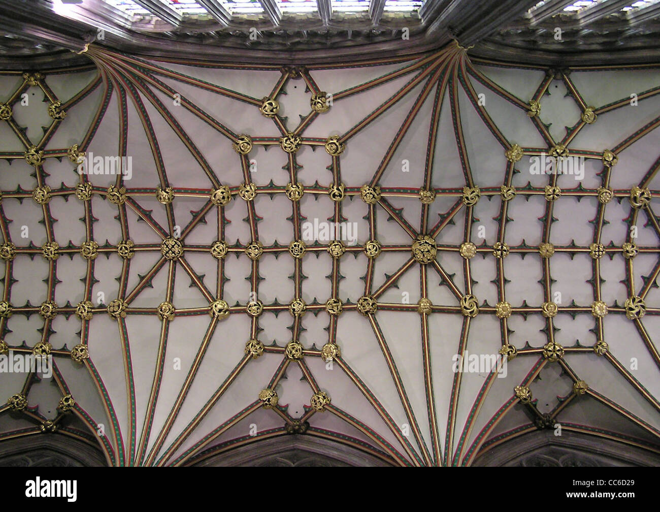 Die Dachbosse des Kirchenschiffs in der St. Mary Redcliffe Church, Bristol, England, sind aufwendig geschnitzte Holzelemente, die die Decke zieren und detailgetreue Handwerkskunst aus dem 15. Jahrhundert zeigen. Stockfoto