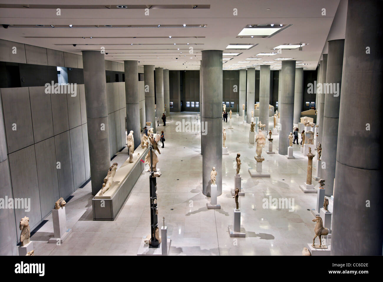 Innenansicht des Akropolis-Museums (neu). Hier sehen Sie die archaische Galerie im 1. Stock (Ebene 1). Athen, Griechenland Stockfoto