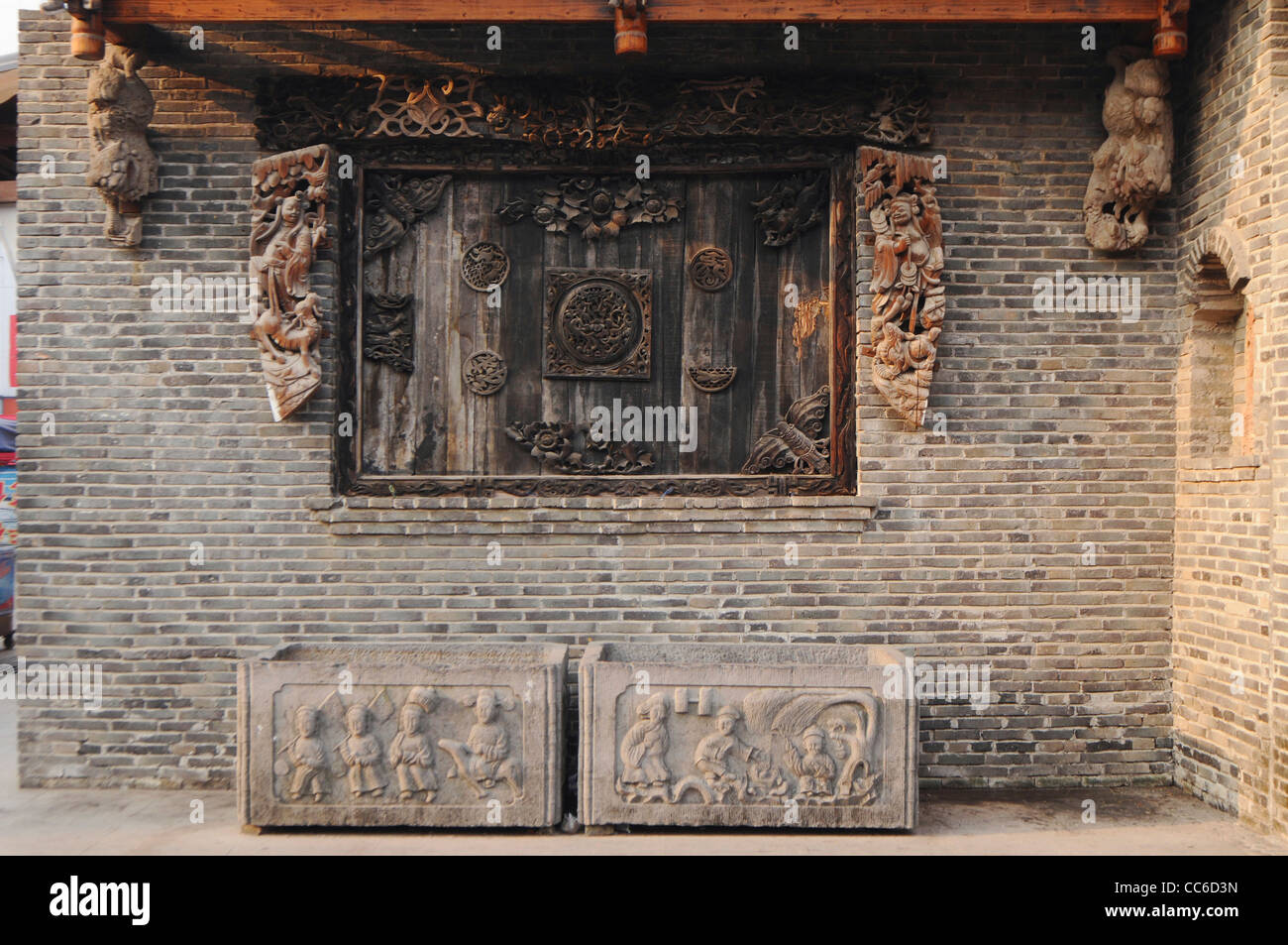 Alte Holzfenster geschnitzt mit Mustern, Xing'an Wasser Straße, Guilin, Guangxi, China Stockfoto