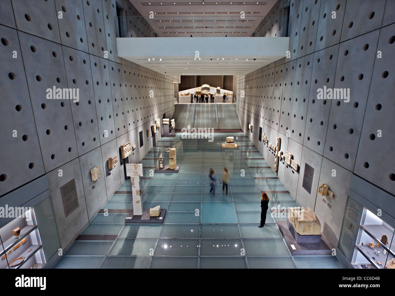Die Galerie von den Hängen der Akropolis aus dem (neuen) Akropolis-Museum (Ebene 0). Athen, Griechenland. Stockfoto