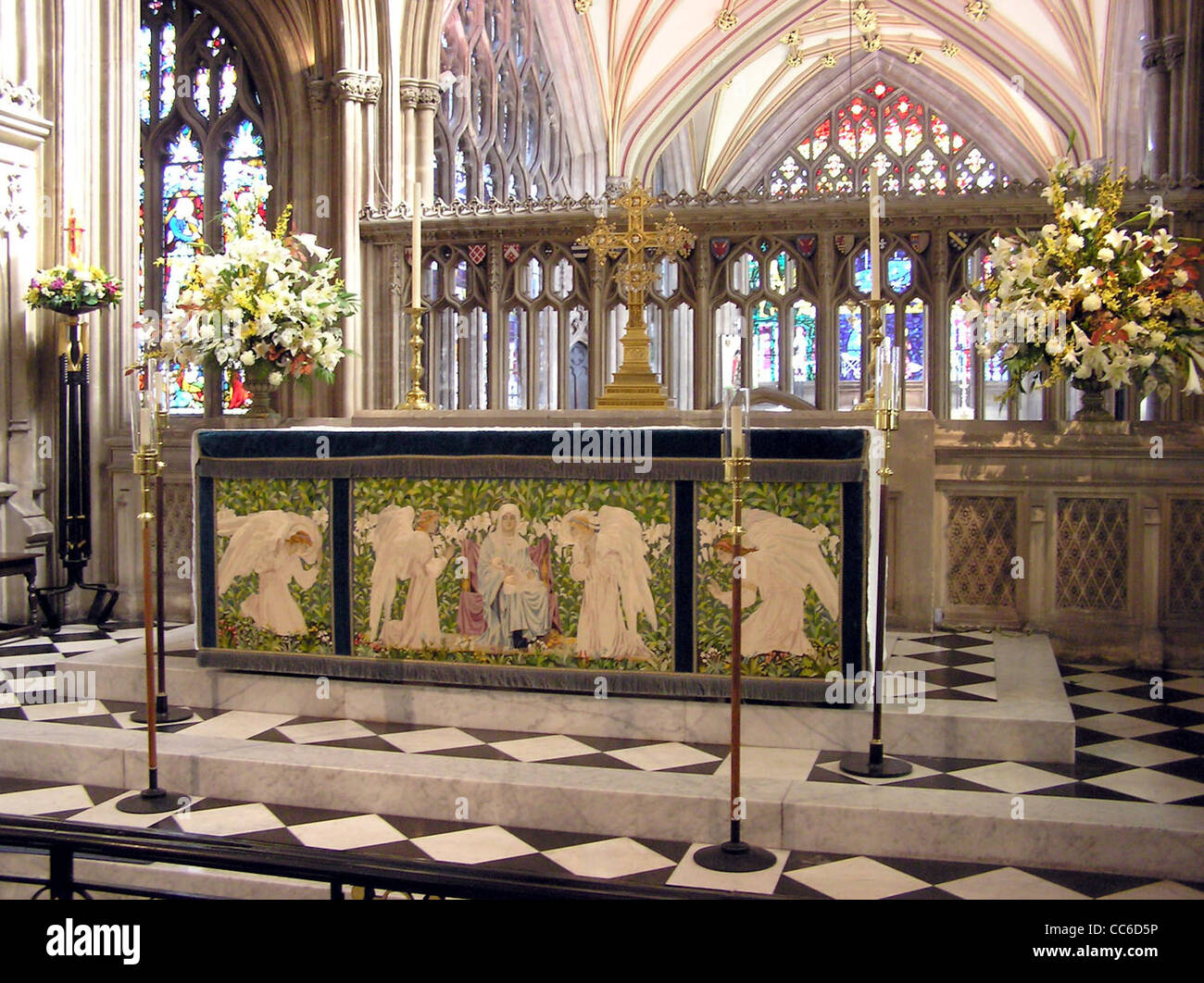 Der Altar in der St. Mary Redcliffe Church in Bristol, England, ist ein wichtiges Element des heiligen Raumes der Kirche. Die Church of England ist bekannt für ihre historische und architektonische Bedeutung. Stockfoto