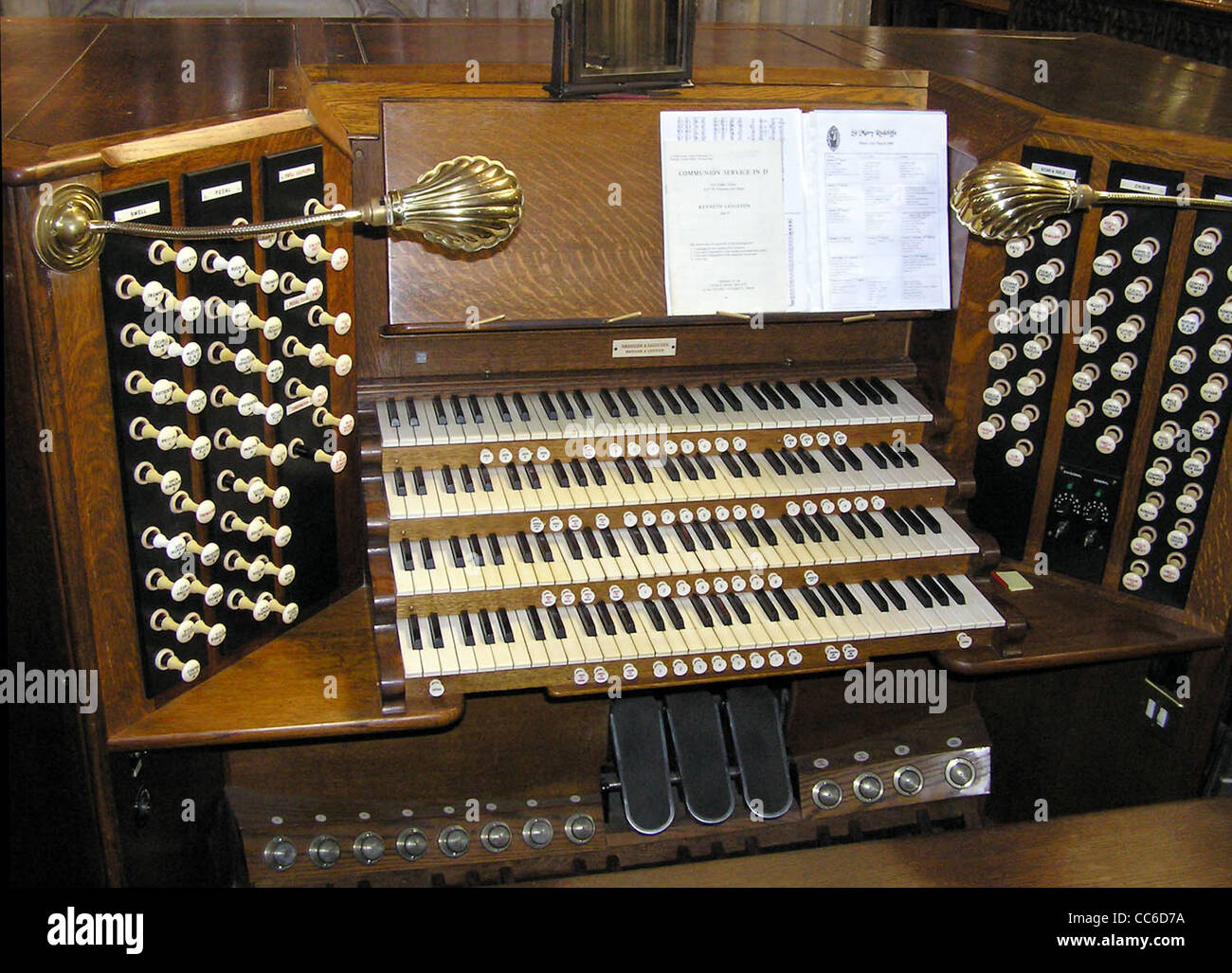Die Orgel-Konsole in der Kirche St. Mary Redcliffe, Bristol, England. Stockfoto