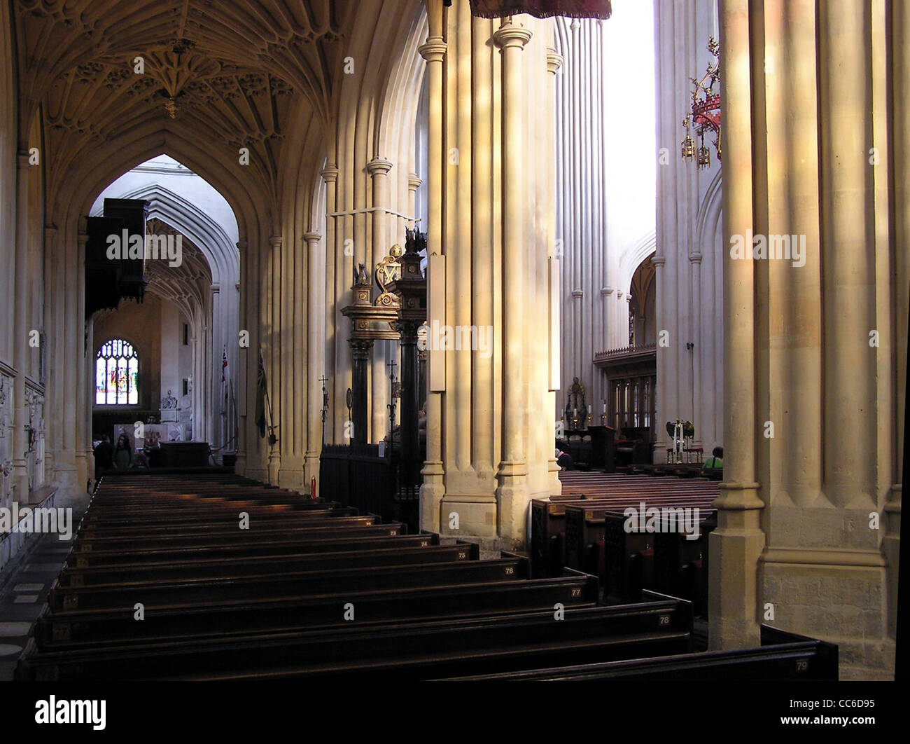 Eines der zwei Gänge in der Abteikirche von Bath, Bath, England. Stockfoto