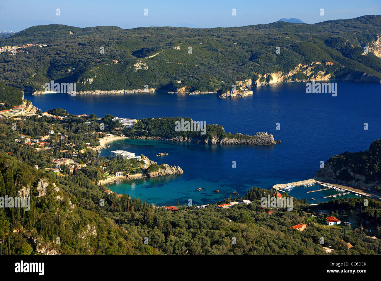 Einige der kleinen Buchten in Paleokastritsa, bekannter Ferienort auf der Insel Korfu (Kerkyra), Ionisches Meer, Griechenland Stockfoto