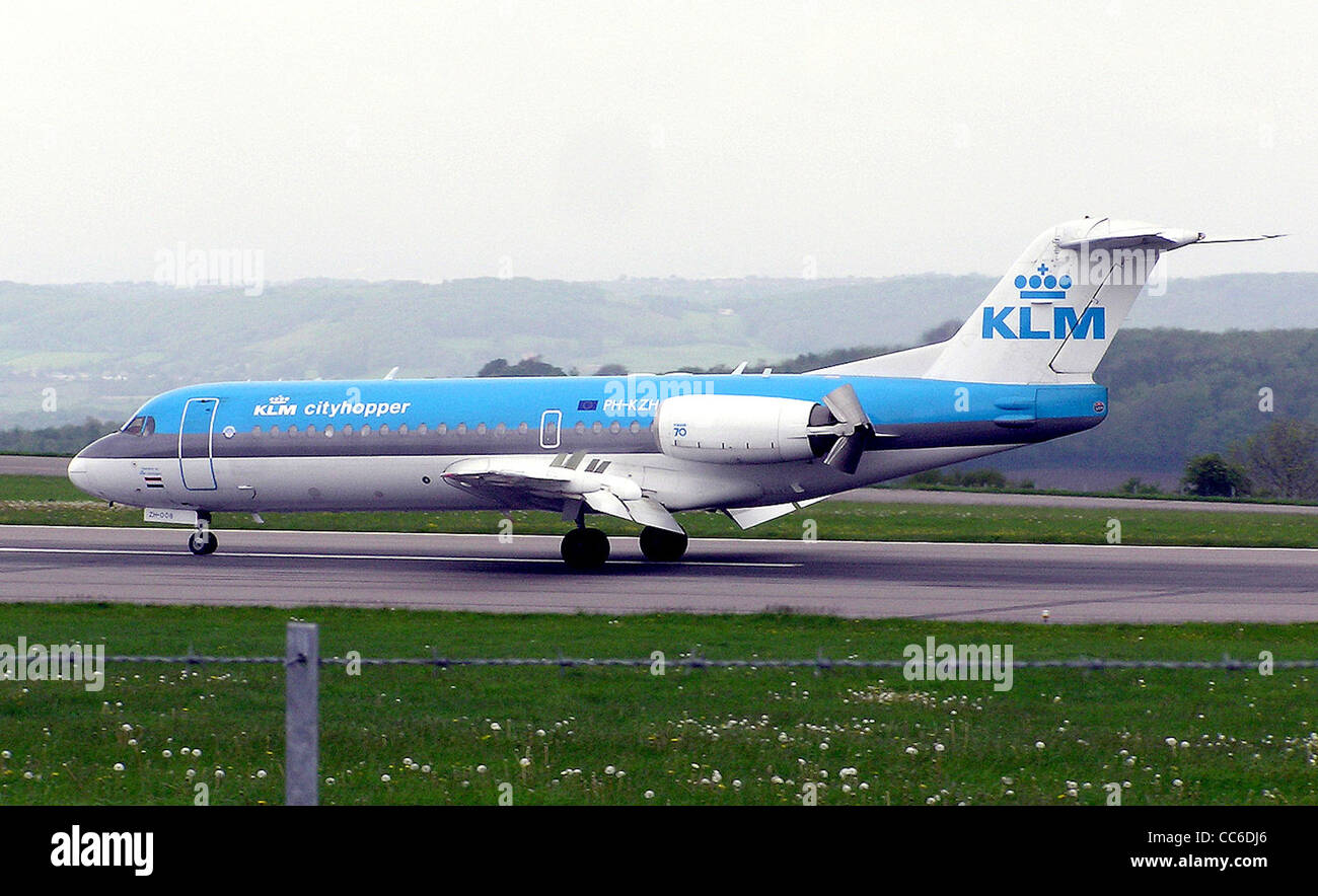 KLM Fokker 70 mit Schubumkehr angewandt, nach der Landung am Flughafen Bristol, Bristol, England. Stockfoto