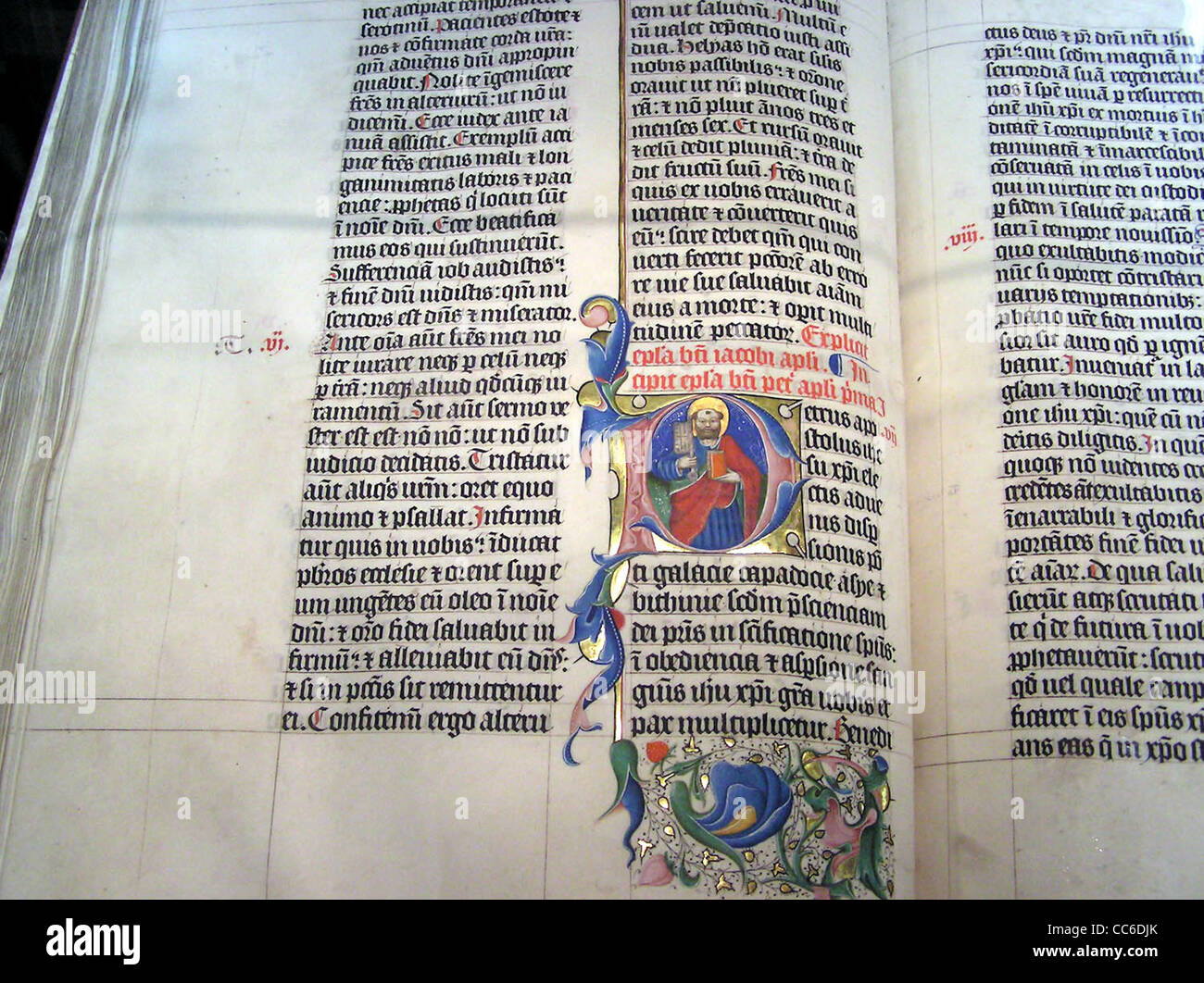 Leuchtschriften in einer lateinischen Bibel des 1407AD auf dem Display in Malmesbury Abbey, Stockfoto