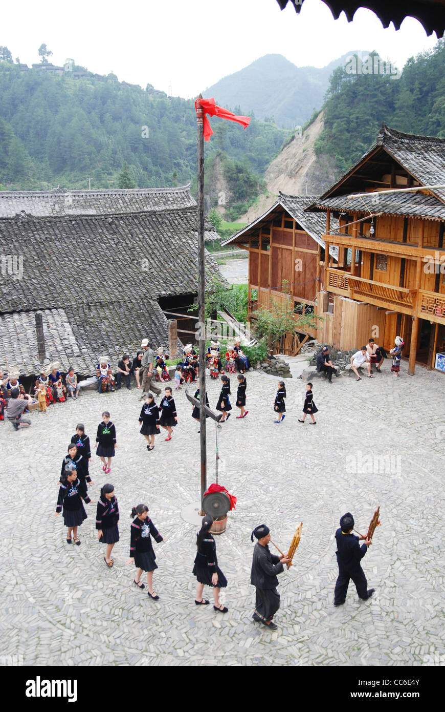 Miao Leute Durchführung traditioneller Tanz, Nanhua Miao Dorf Qiandongnan der Miao und Dong autonomen Präfektur, Guizhou, China Stockfoto