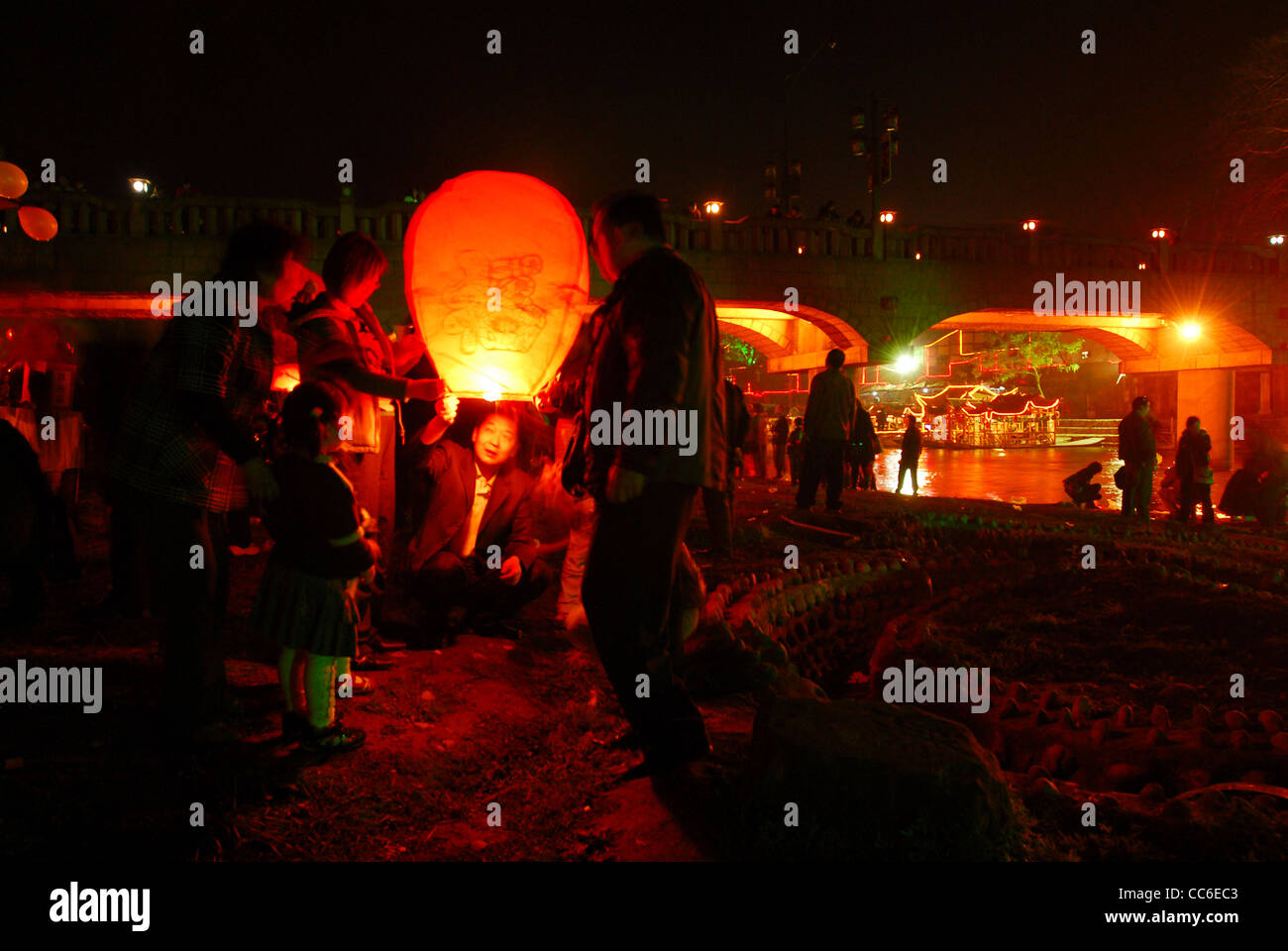 Menschen-release von einer Himmelslaterne während Laternenfest, Pingle die antike Stadt, Chengdu, Sichuan, China Stockfoto