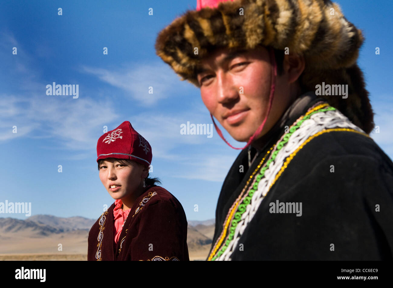 Ein paar der kasachischen gekleidet in traditionellen kasachischen Kleidung. Stockfoto