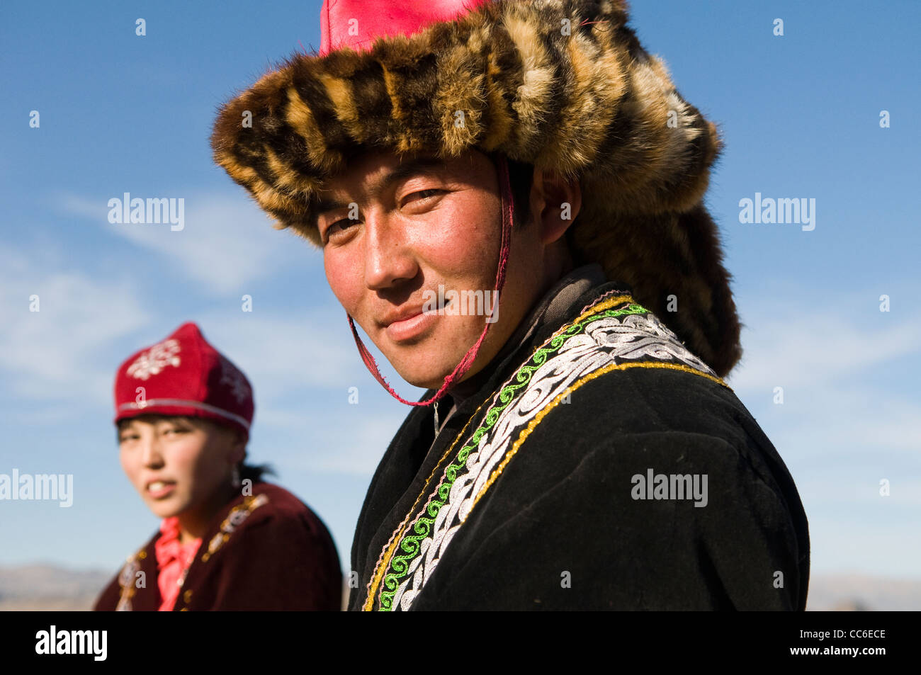 Ein paar der kasachischen gekleidet in traditionellen kasachischen Kleidung. Stockfoto