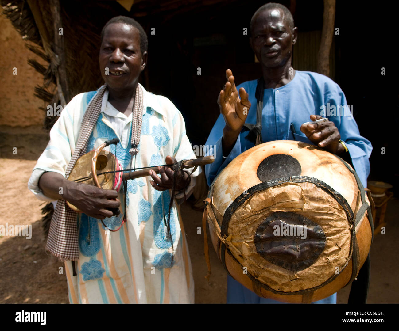traditionellen westafrikanischen Trommeln gespielt von burkinischen Männer in Ouagadougou. Stockfoto