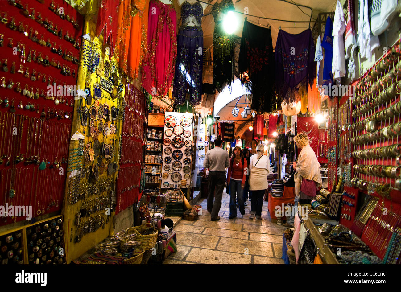 Souvenir-Shops in der alte Basar in der Altstadt von Jerusalem. Stockfoto