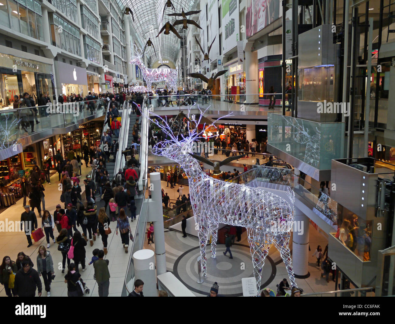 Überfüllten Einkaufszentrum Interieur, Toronto Eaton Centre After-Boxing Day Weihnachtsverkauf Stockfoto