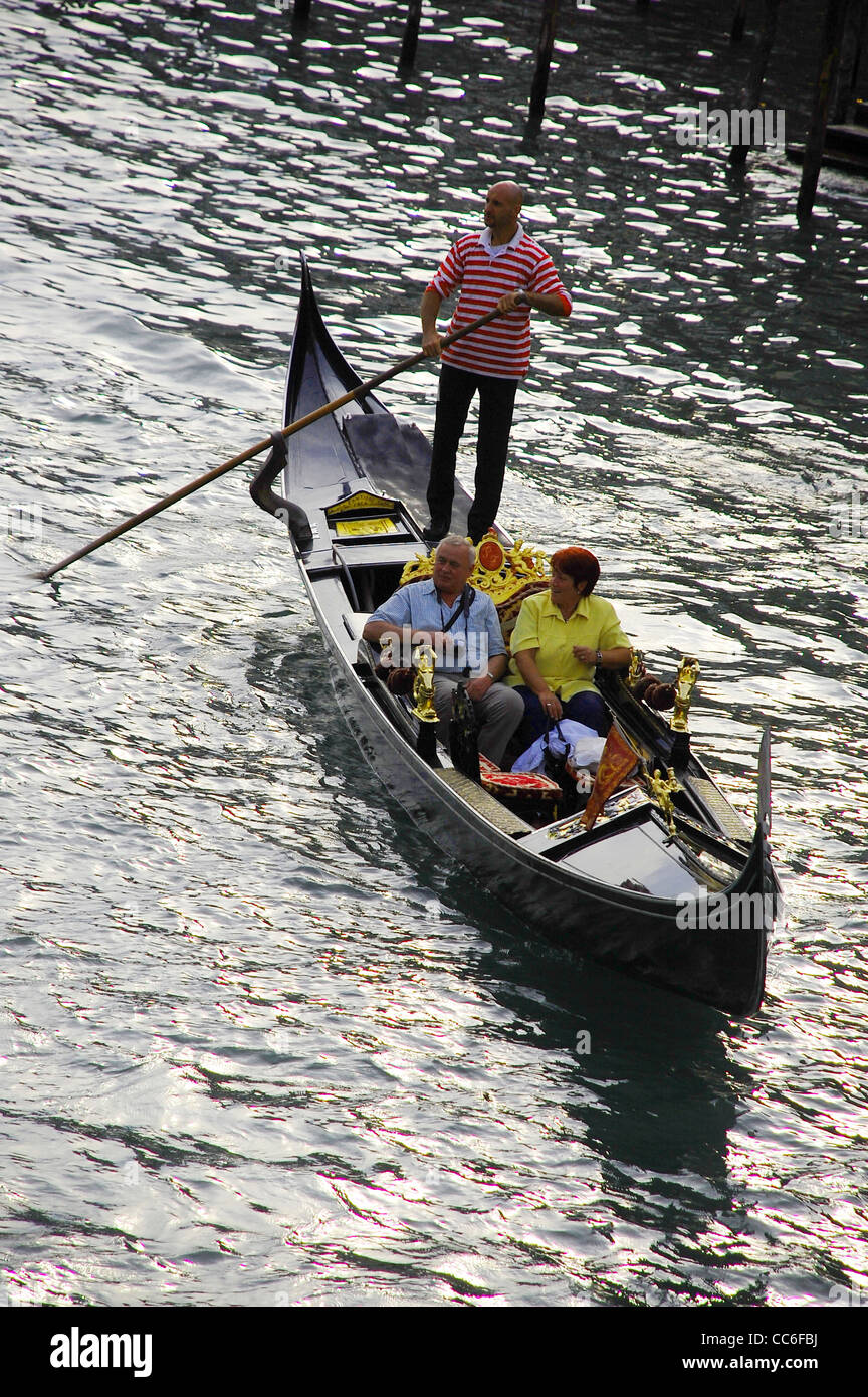 Kaukasische paar Besuch in Venedig Gondel, Canal Grande, Venedig, Italien Stockfoto