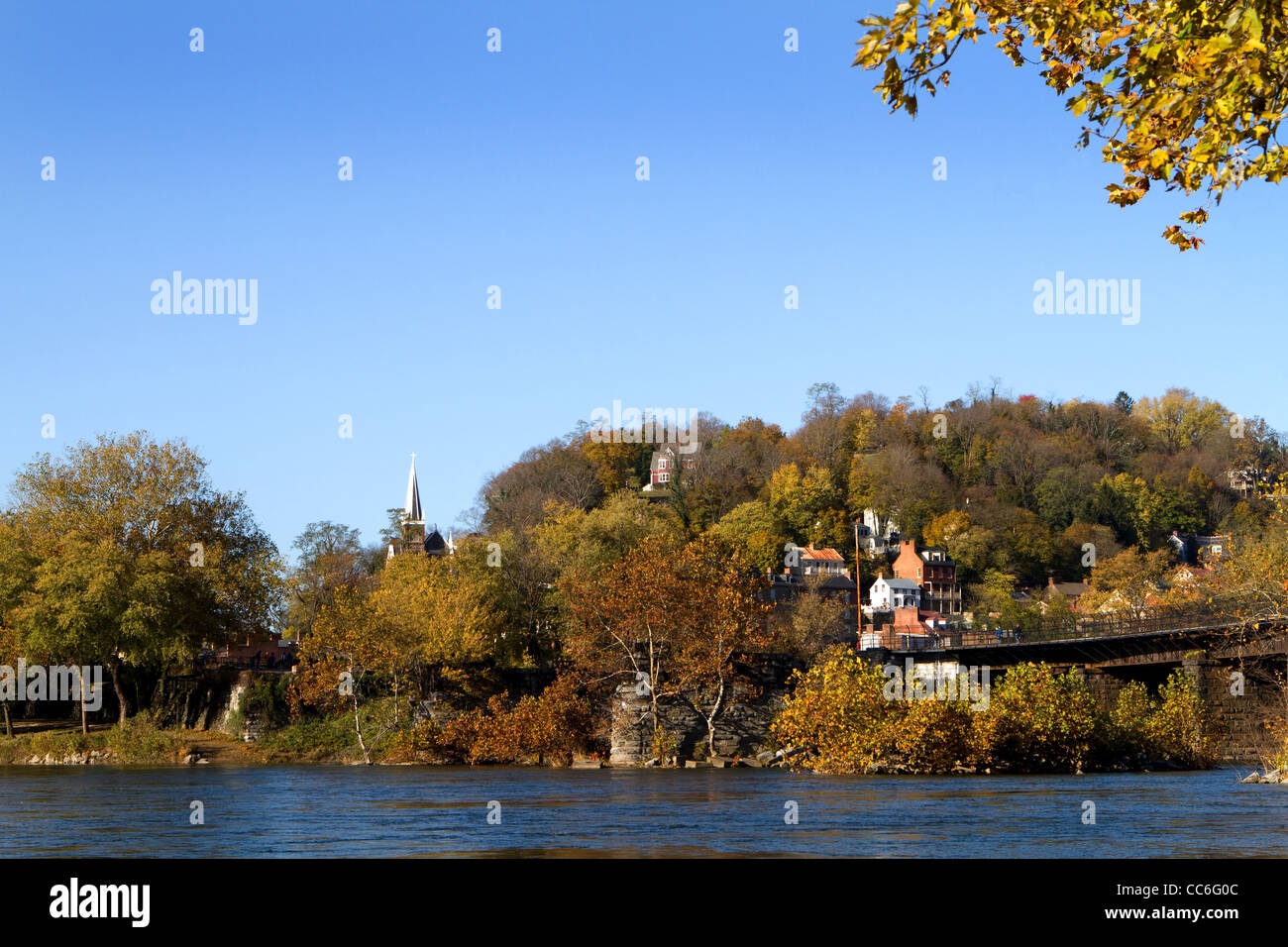 Stadt von Harpers Ferry National Historical Park in West Virginia von Maryland aus gesehen auf der Suche über den Potomac River. Stockfoto