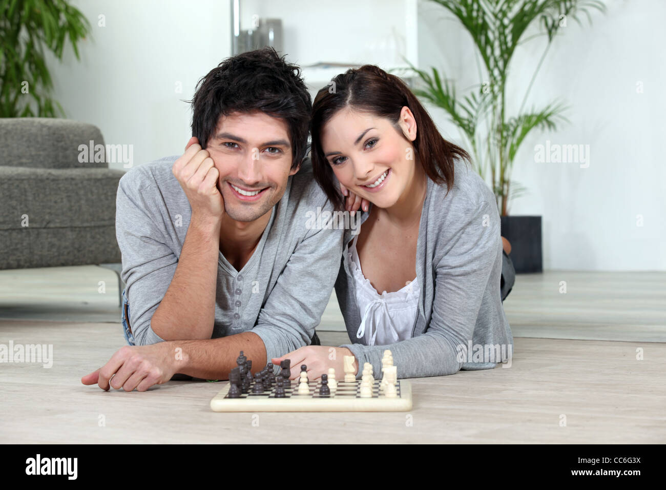 entspannte paar spielt Schach Stockfoto