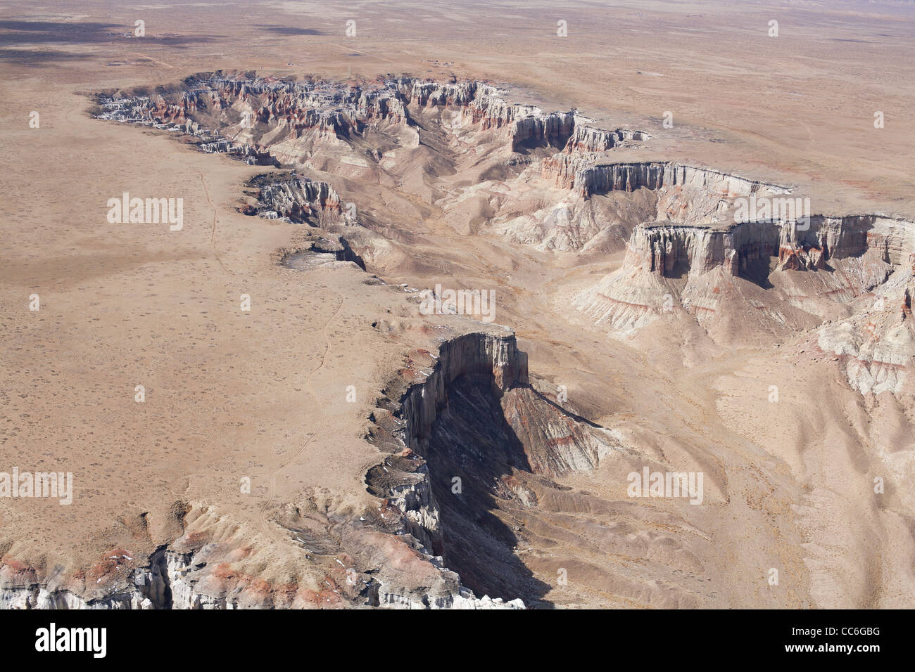 LUFTAUFNAHME. Coal Mine Canyon am Rande des Moenkopi-Plateaus. Navajo und Hopi landen im Coconino County, Arizona, USA. Stockfoto