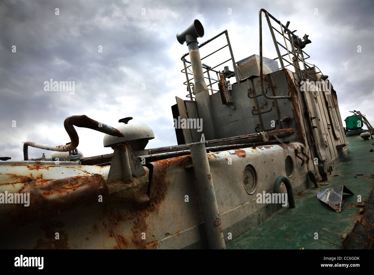 Das Oberdeck der alten, zerstörten, verlassene Boot auf dramatische Himmelshintergrund. Stockfoto