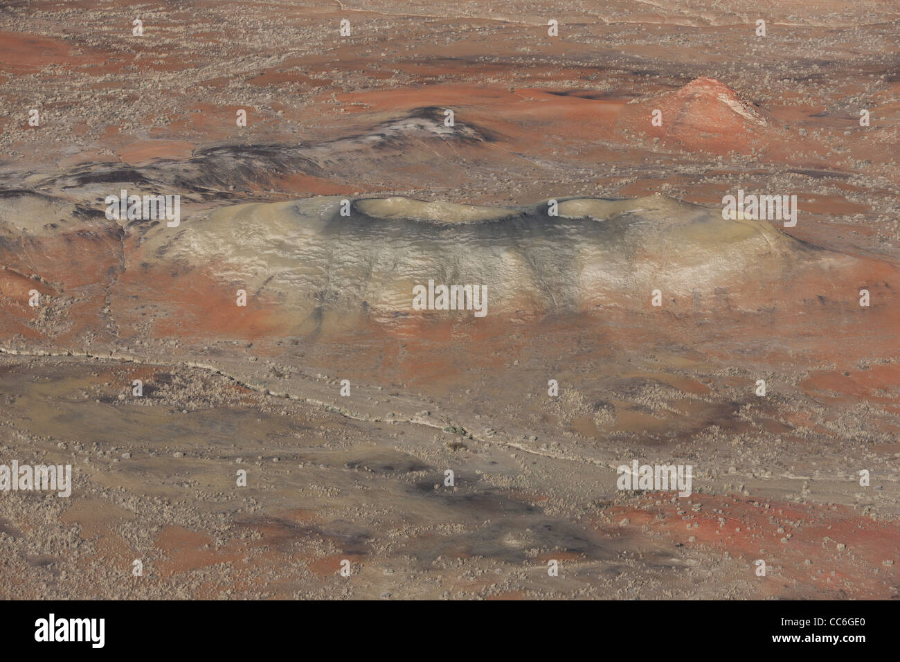 LUFTAUFNAHME. Badlands von bunten Sedimentgestein. Bisti / De-Na-Zin Wilderness, San Juan County, New Mexico, USA. Stockfoto
