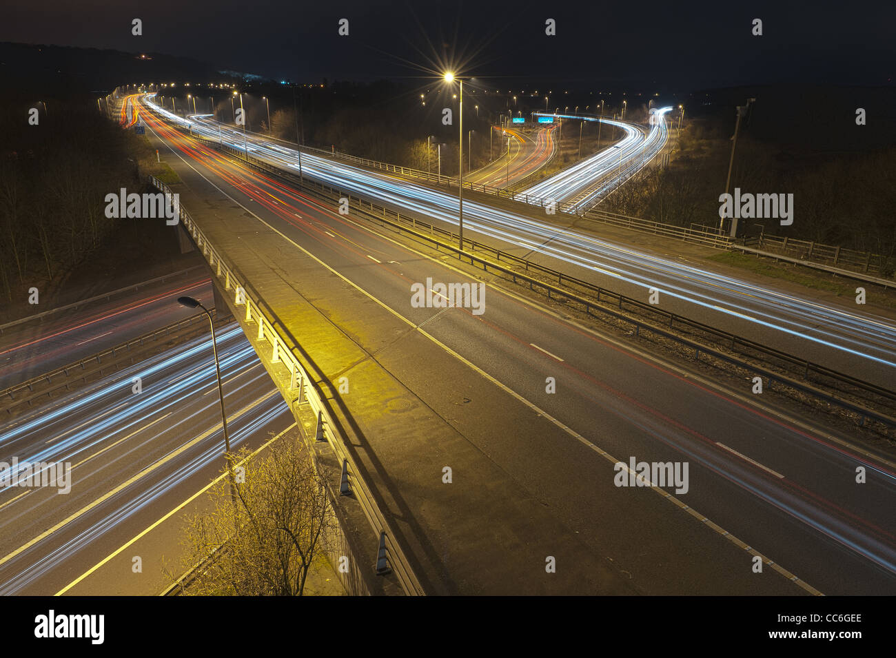 Frei fließende Autobahnverkehr nachts Fahrzeuge Trails auf der m25 m26 a21 zweispurige Kreuzung Überführung Brücke verlassen haben Stockfoto