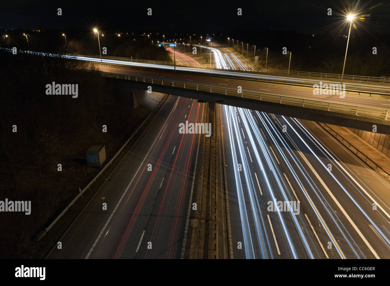 Frei fließende Autobahnverkehr nachts Fahrzeuge Trails auf der m25 m26 a21 zweispurige Kreuzung Überführung Brücke verlassen haben Stockfoto