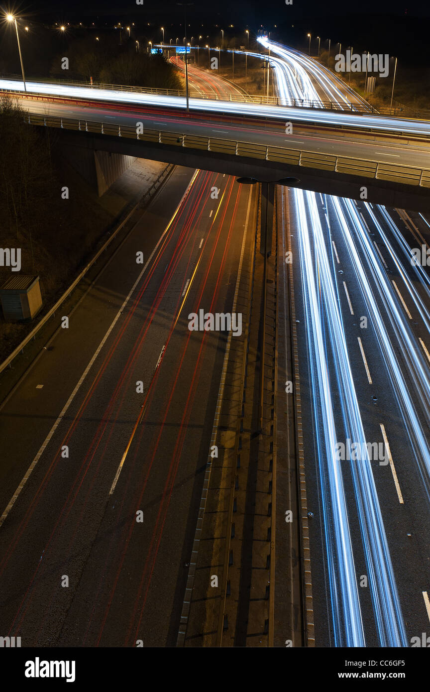 Frei fließende Autobahnverkehr nachts Fahrzeuge Trails auf der m25 m26 a21 zweispurige Kreuzung Überführung Brücke verlassen haben Stockfoto
