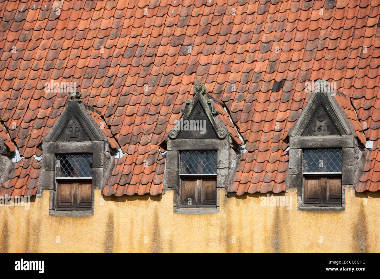 Flachdachziegel Dach und führen Sie Windows von einem erhaltenen Haus gebaut im Jahre 1611 in Fife Dorf von Culross Stockfoto