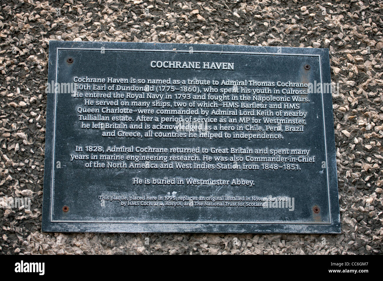 Cochrane Haven Plakette außerhalb eines Gebäudes in der Fife coastal Stadt von Culross Stockfoto