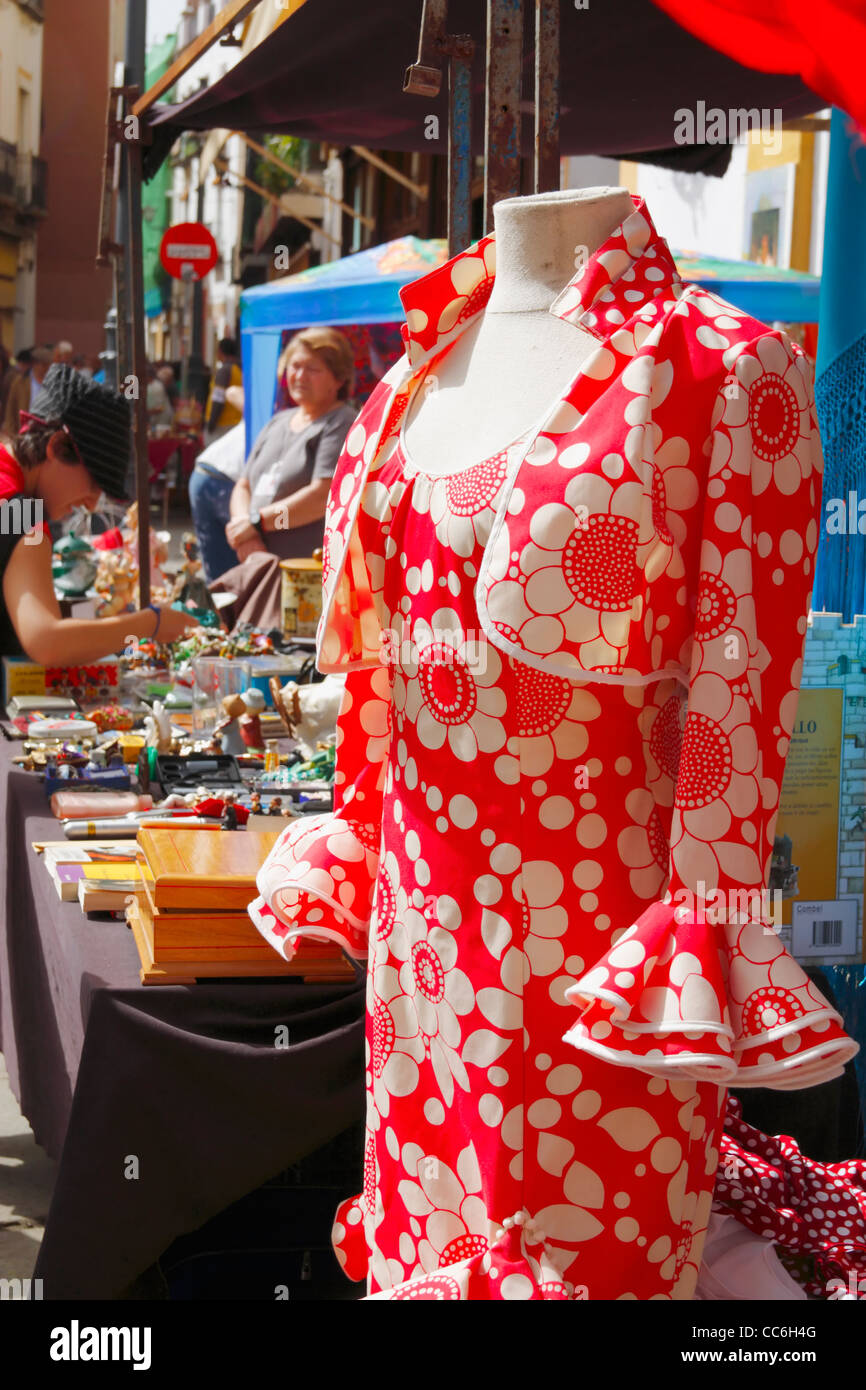 Flamenco Kleid am Marktstand am berühmten Straßenmarkt in der Calle Feria, im Barrio Macarena, Sevilla, Spanien, Europa Stockfoto