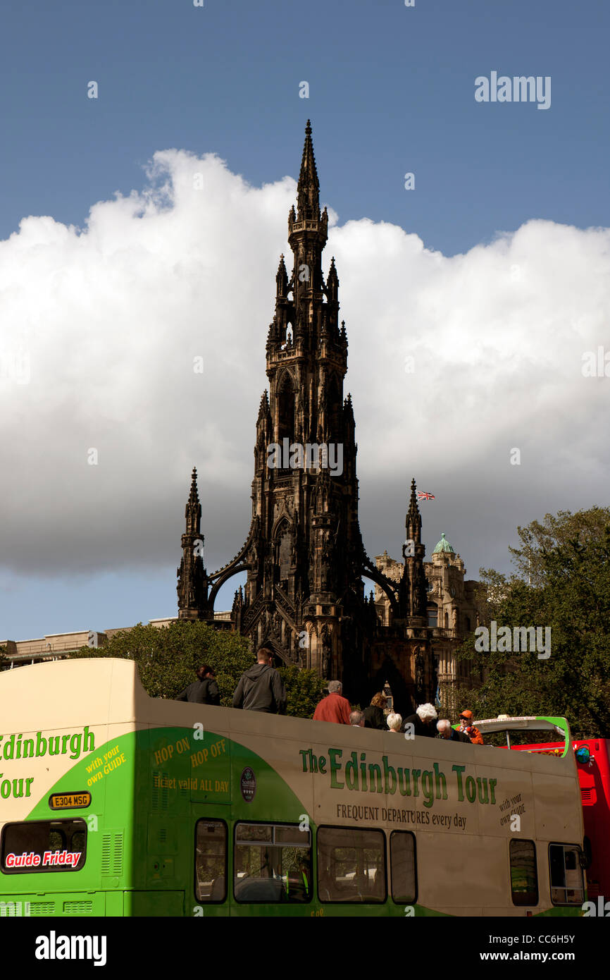 Edinburgh-Tourbus mit Scott Monument im Hintergrund Stockfoto