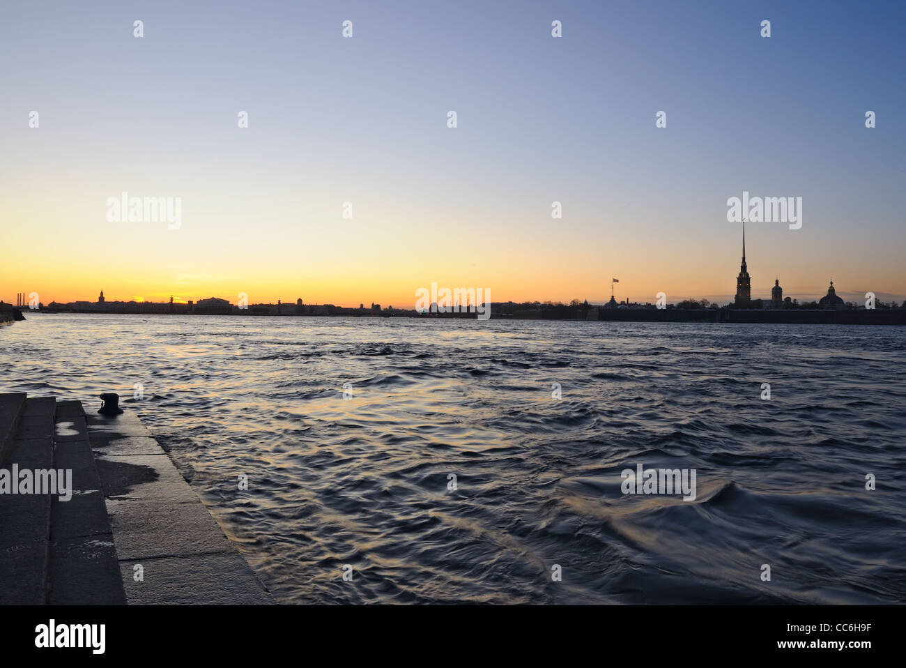 Sankt-Petersburg: Peter und Paul Festung während der weißen Nächte, Russland Stockfoto