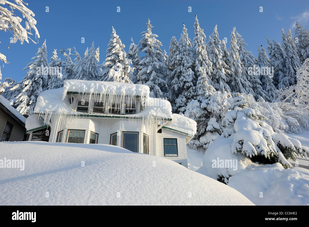 Winter in alaska kleines älteres haus im schnee -Fotos und -Bildmaterial in  hoher Auflösung – Alamy