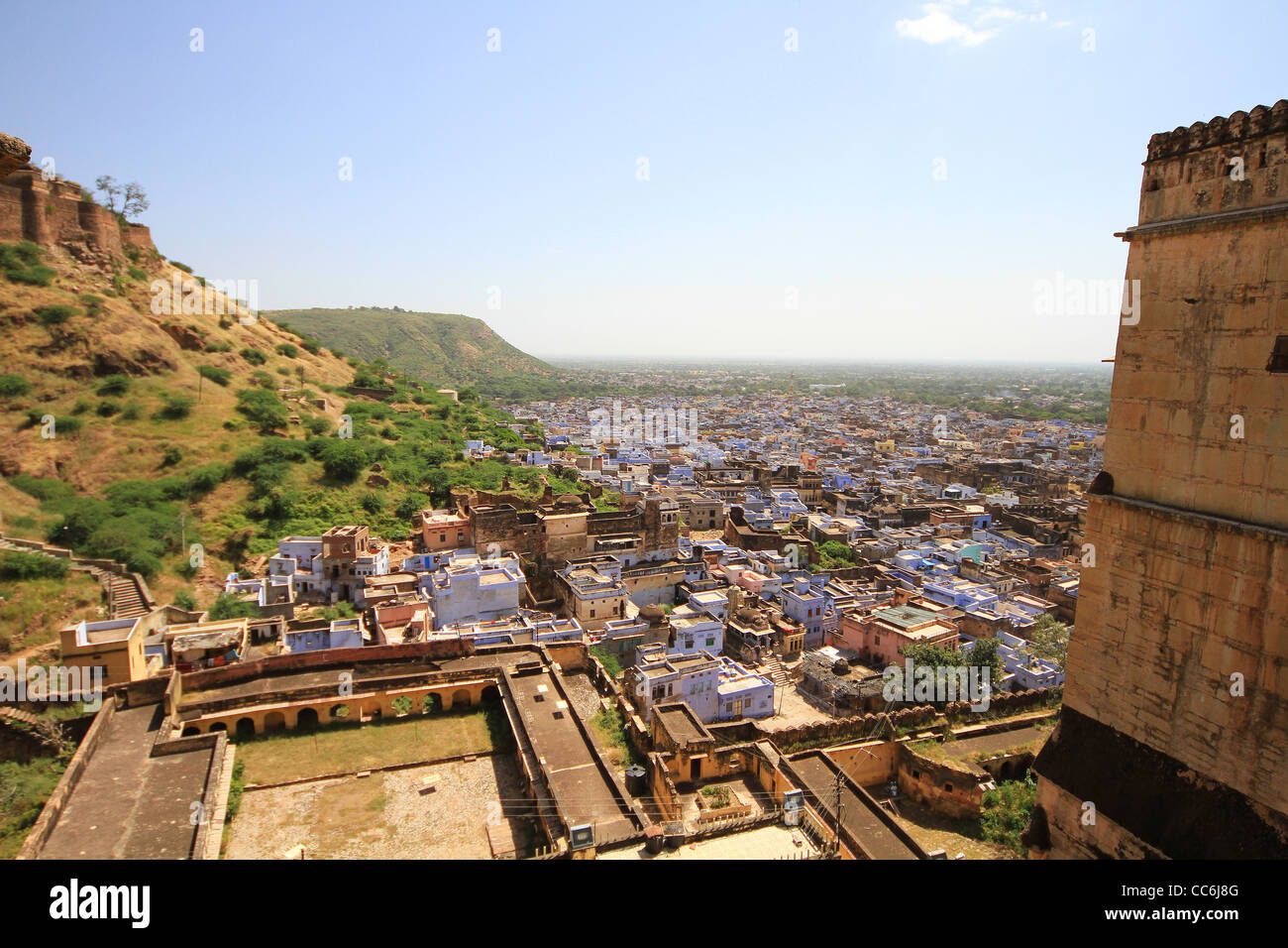 Blick auf Bundi. Rajasthan Indien mit traditionellen blau bemalten Häusern. Stockfoto