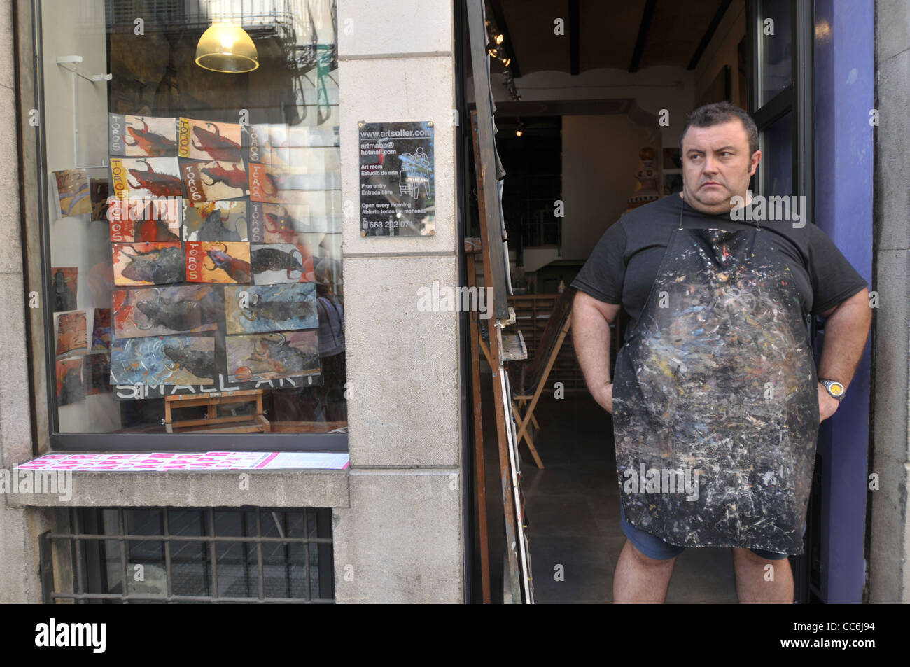 Künstler trägt Schürze in Tür, Mallorca, Spanien Stockfoto