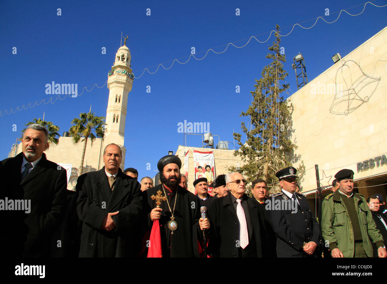 Weihnachten in Bethlehem, Syrisch-orthodoxe Erzbischof Mar Malki Murad in Krippenplatz Stockfoto