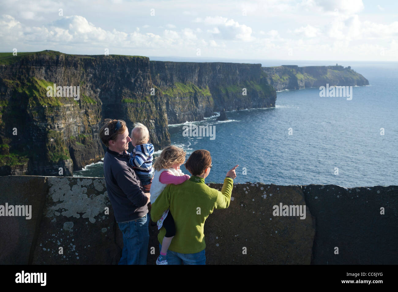 Familie genießen den Blick auf die Cliffs of Moher, Burren, County Clare, Irland. Stockfoto