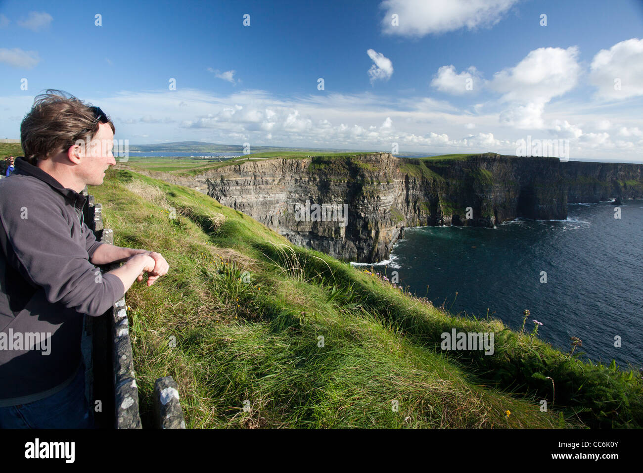 Touristen genießen den Blick auf die Cliffs of Moher, Burren, County Clare, Irland. Stockfoto