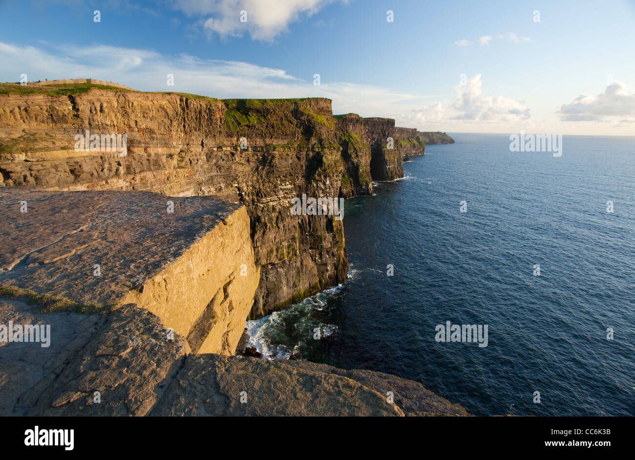 Abendlicht auf die Cliffs of Moher, The Burren, County Clare, Irland. Stockfoto