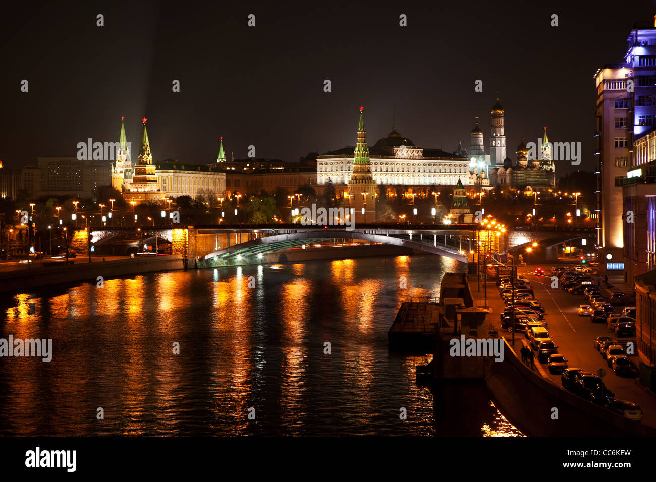 Moskau bei Nacht, der Blick auf die Türme des Kremls Stockfoto