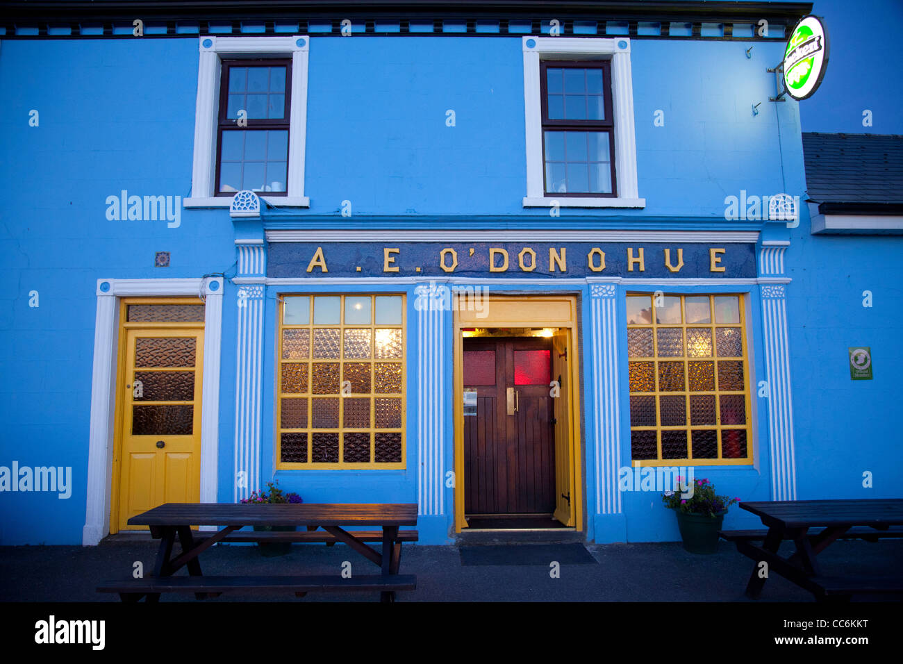 Bunte Fassade des O'Donohue es Pub, Fanore, County Clare, Irland. Stockfoto