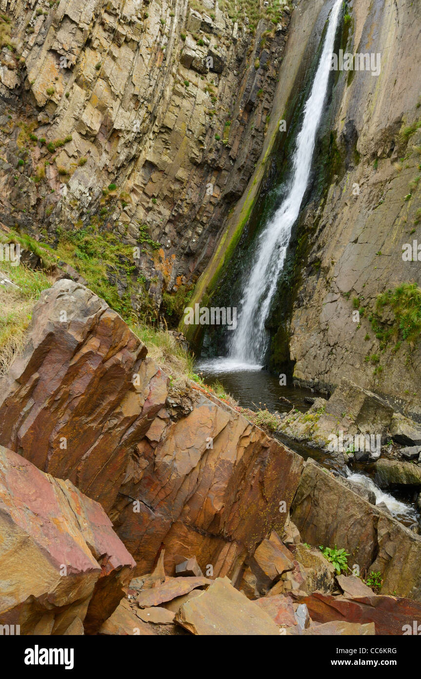 Wasserfall an der Spekes Mill Mouth in der Nähe von Hartland Quay an der North Devon Heritage Coast. Devon, England. Stockfoto