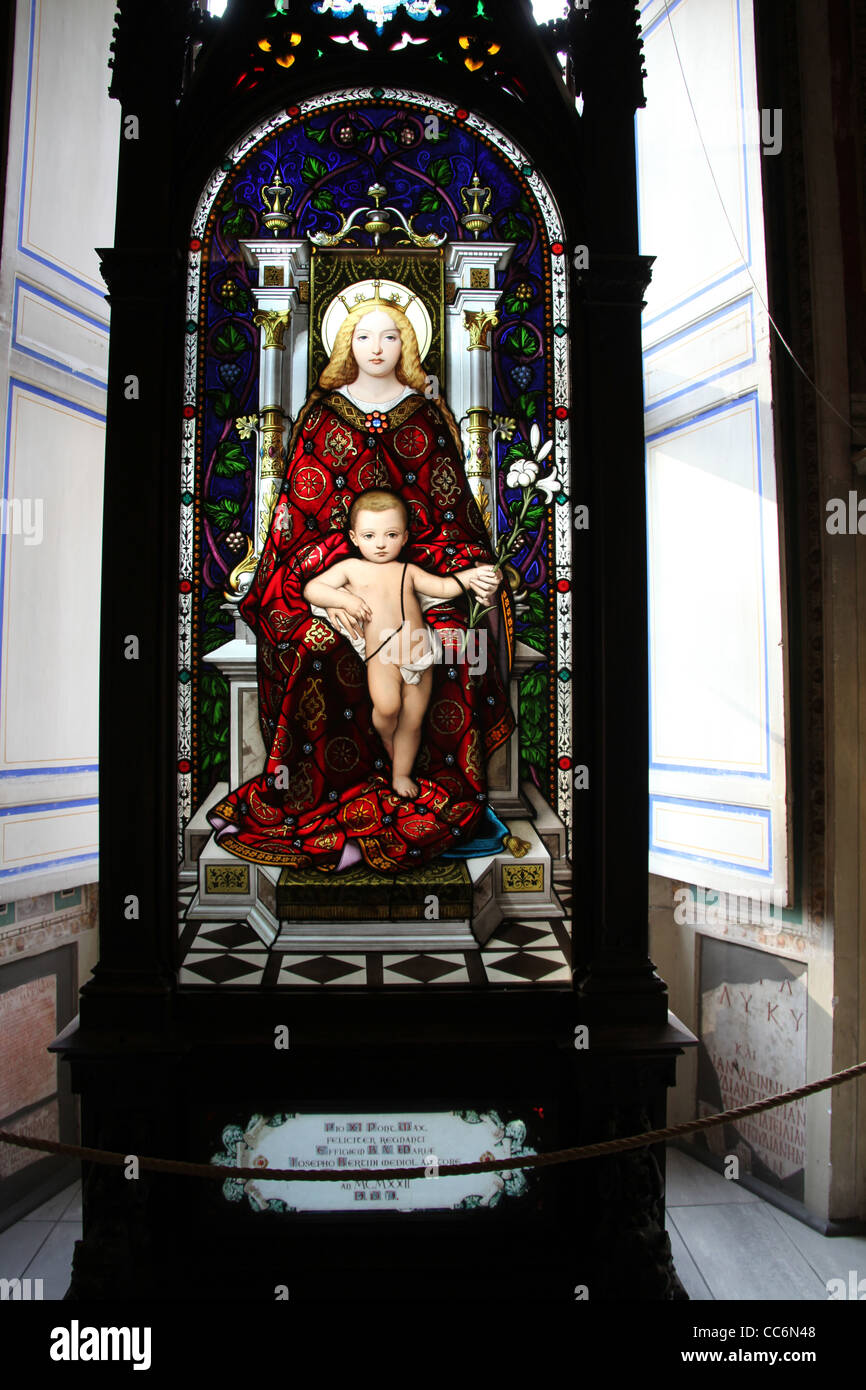 Glasmalereien von Joseph Bertini und Caesar Ponti Geschenk an Papst Pius Xl 1922 Stockfoto