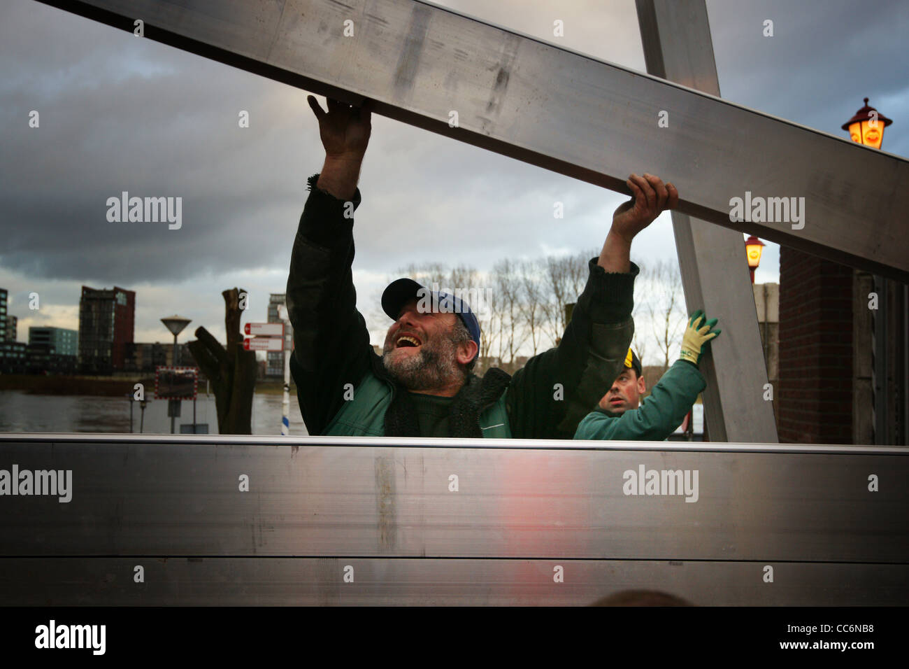 Das Präsidium der Wasserwirtschaft in den Niederlanden baut einen temporären Aluminium Deich um Überschwemmungen durch den Fluss Meuse vorzubeugen. Stockfoto