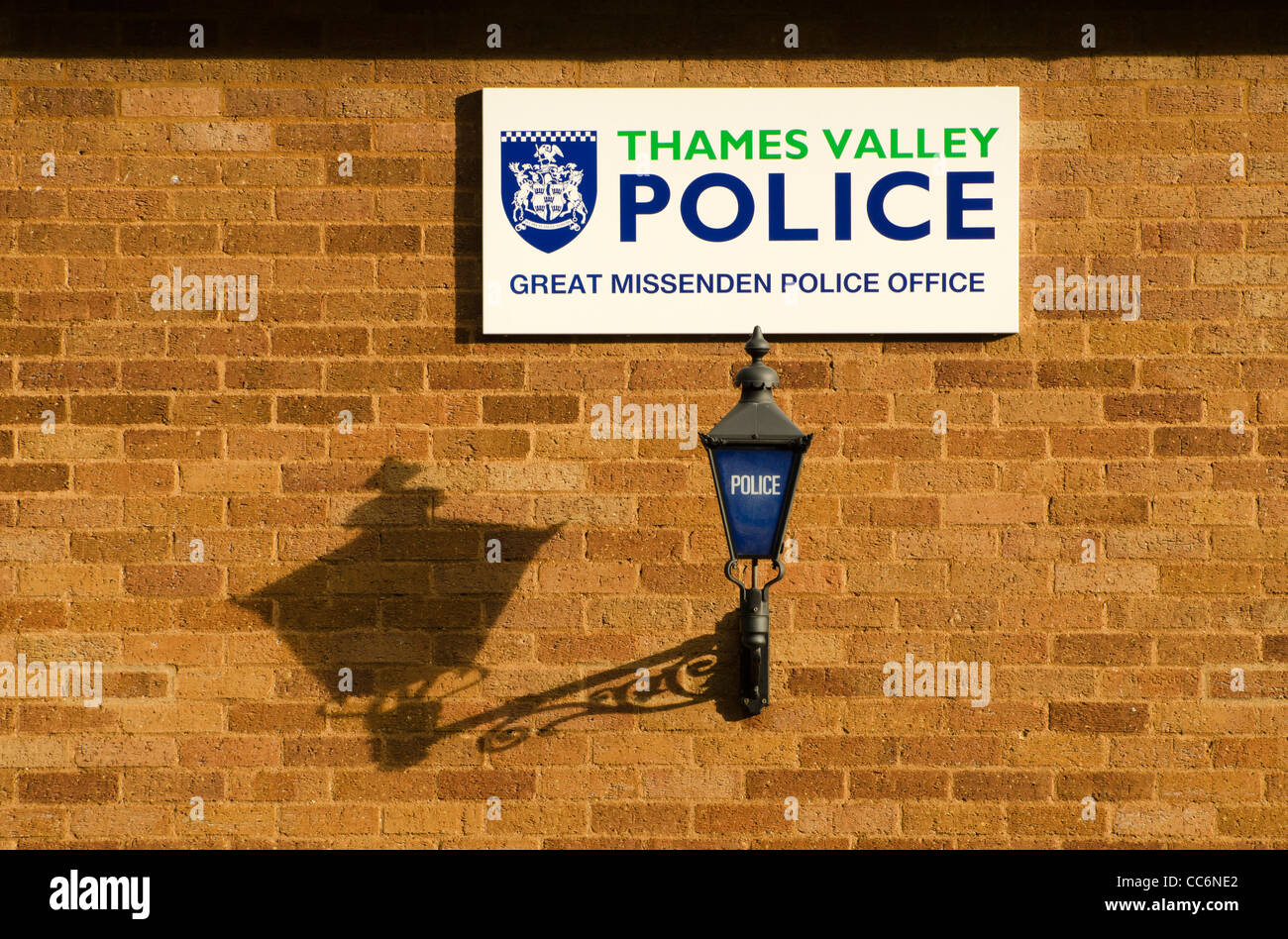Thames Valley Polizei Zeichen und Beförderung Lampe auf der Seite eine Mauer in Great Missenden Bucks UK Stockfoto