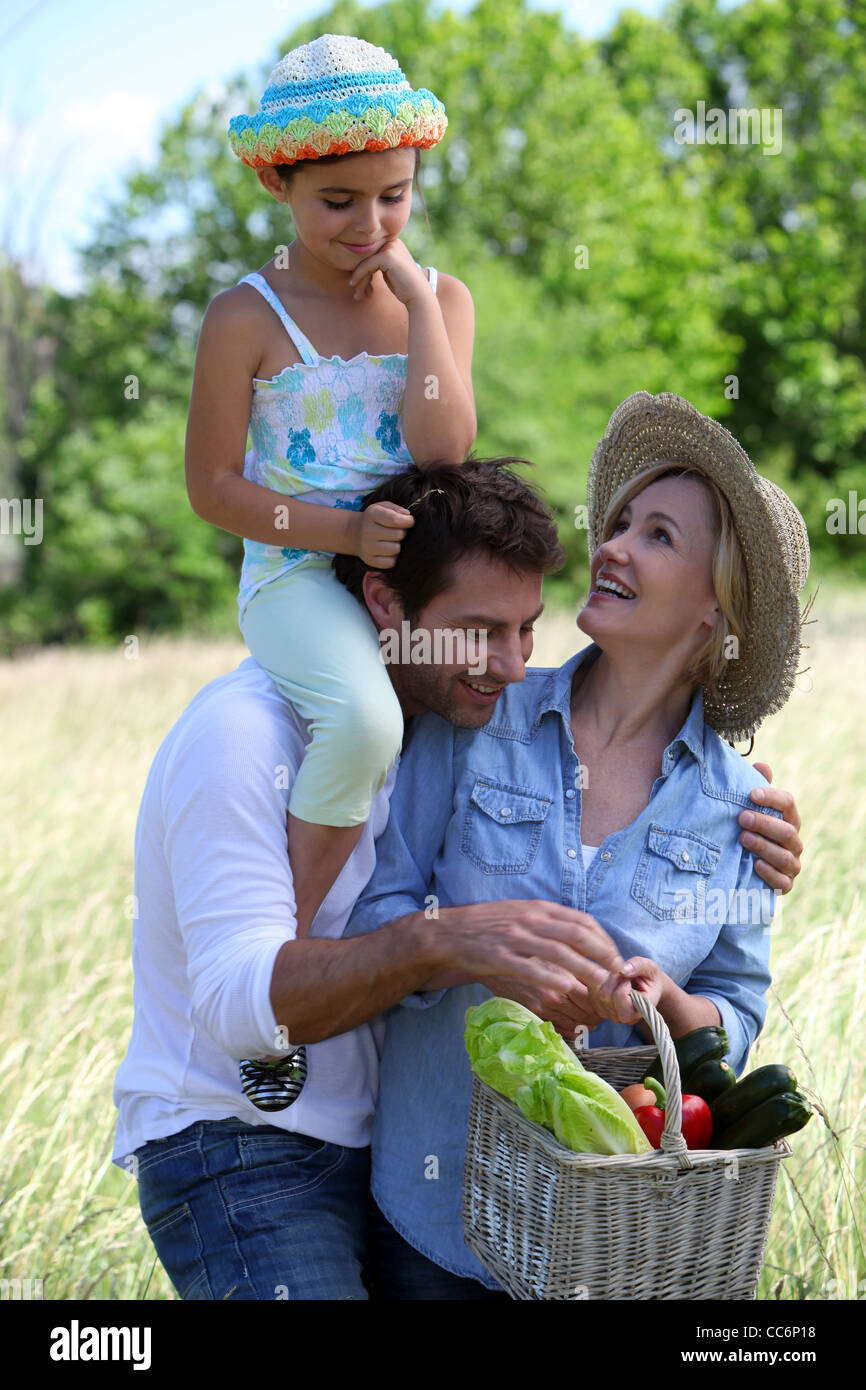 Familie im Park mit Korb Stockfoto