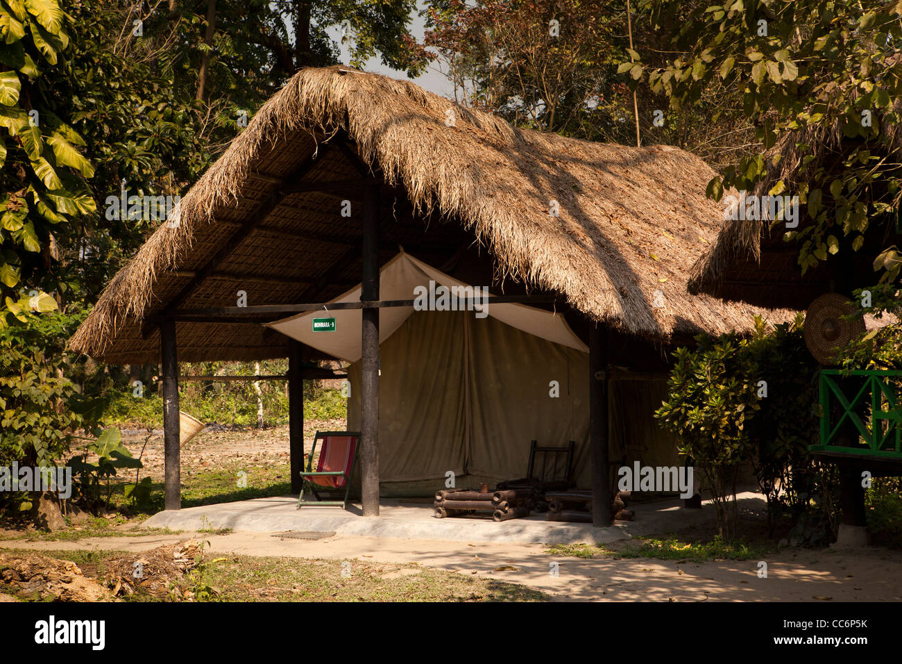 Indien, Assam, Potasali, Nameri Eco Camp, Luxus-Zelt mit Strohdach Stockfoto