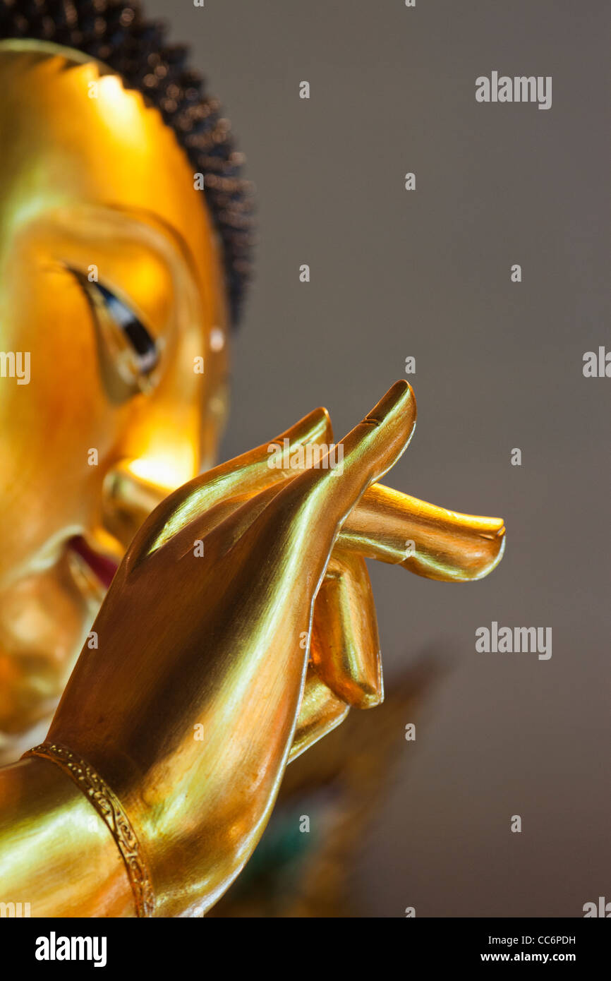 China, Hong Kong, Lantau, Innere des Po Lin Kloster, Buddha Statue Hand Detail Stockfoto