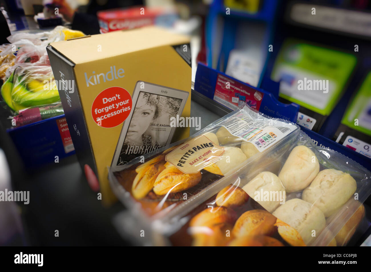 Ein Amazon Kindle e-Reader durch Tesco Kasse zusammen mit dem Lebensmittel Stockfoto