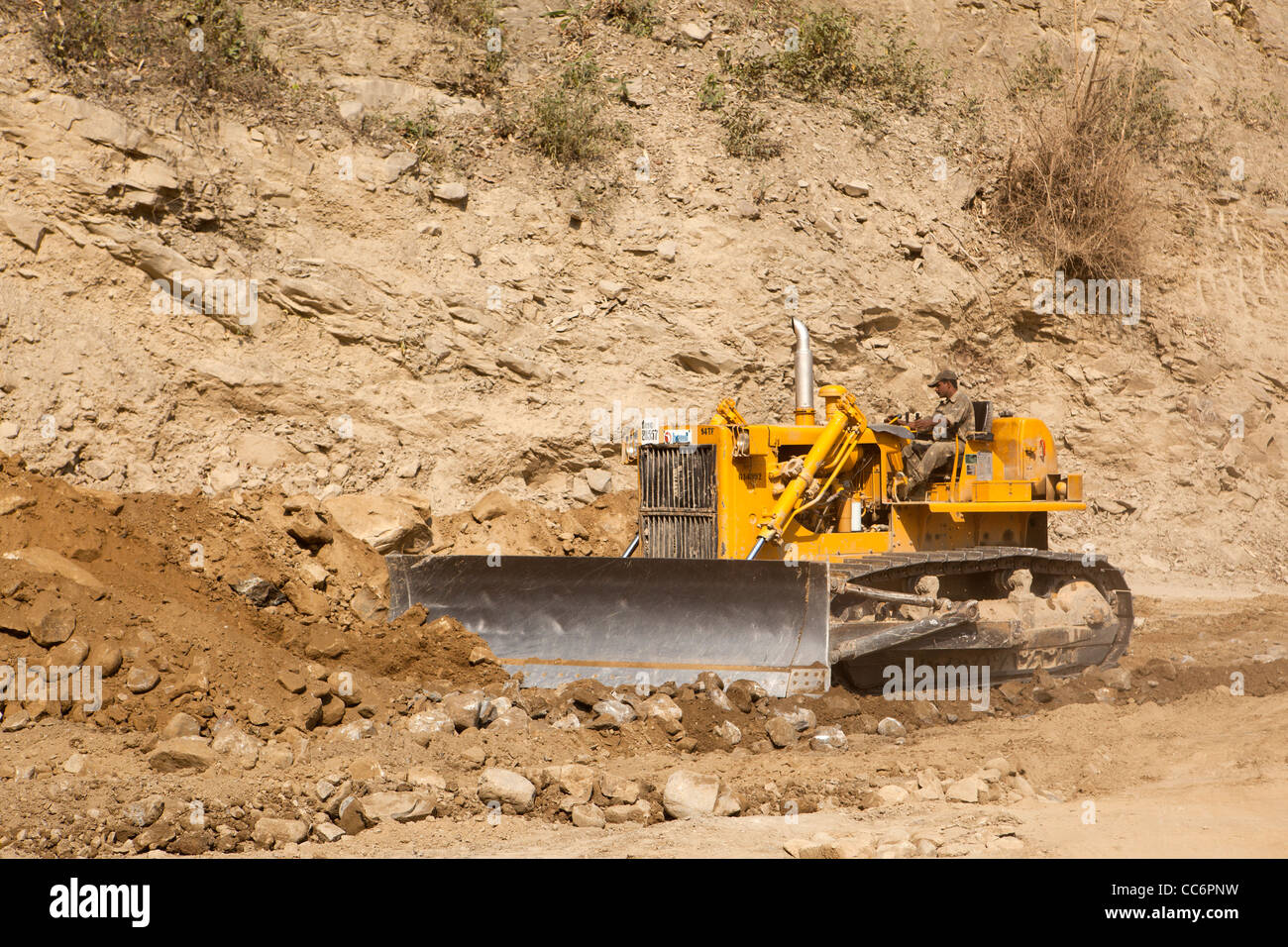 Indien, Arunachal Pradesh, Bhalukpong, Armee-Planierraupe Schaffung vorübergehender Oberfläche Bau neue Straße zur chinesischen Grenze Stockfoto