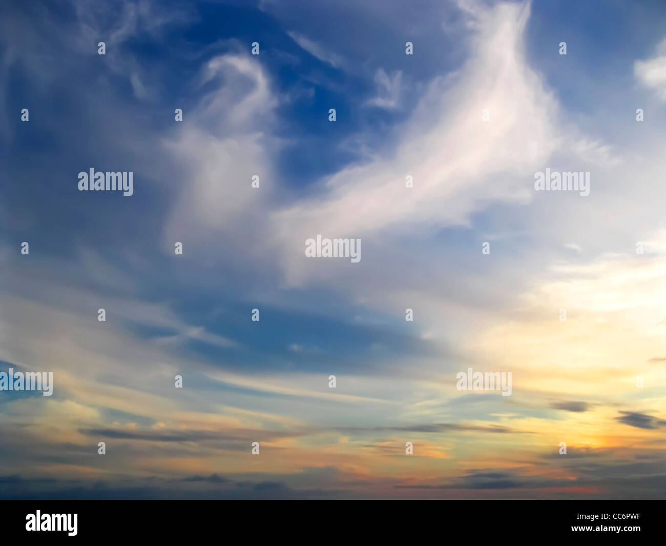 Abendhimmel mit Schleier Wolken Stockfoto